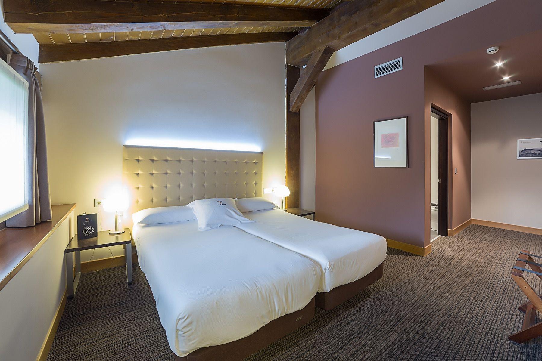 Hotel Dolarea Beasain Bagian luar foto