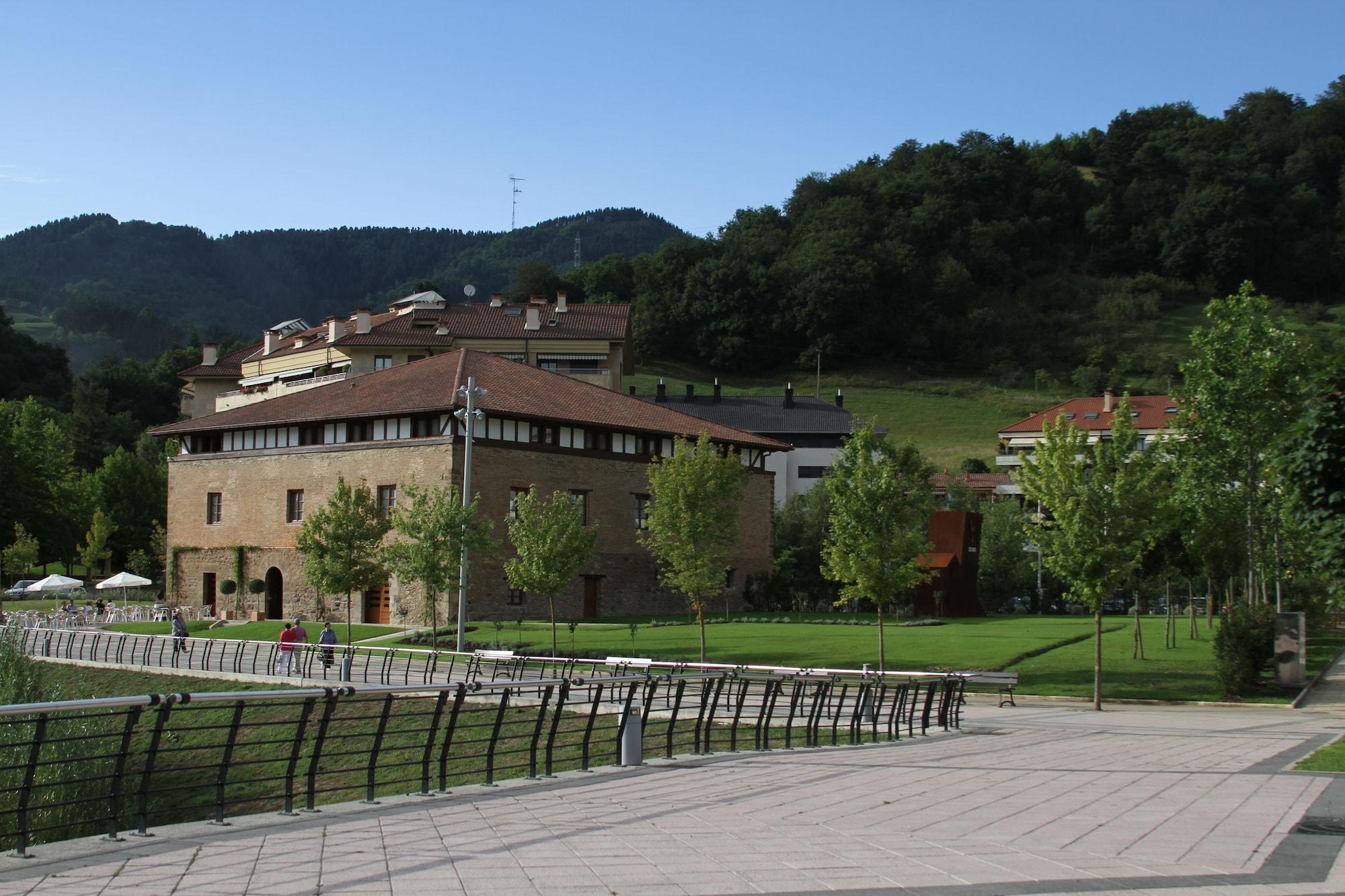 Hotel Dolarea Beasain Bagian luar foto
