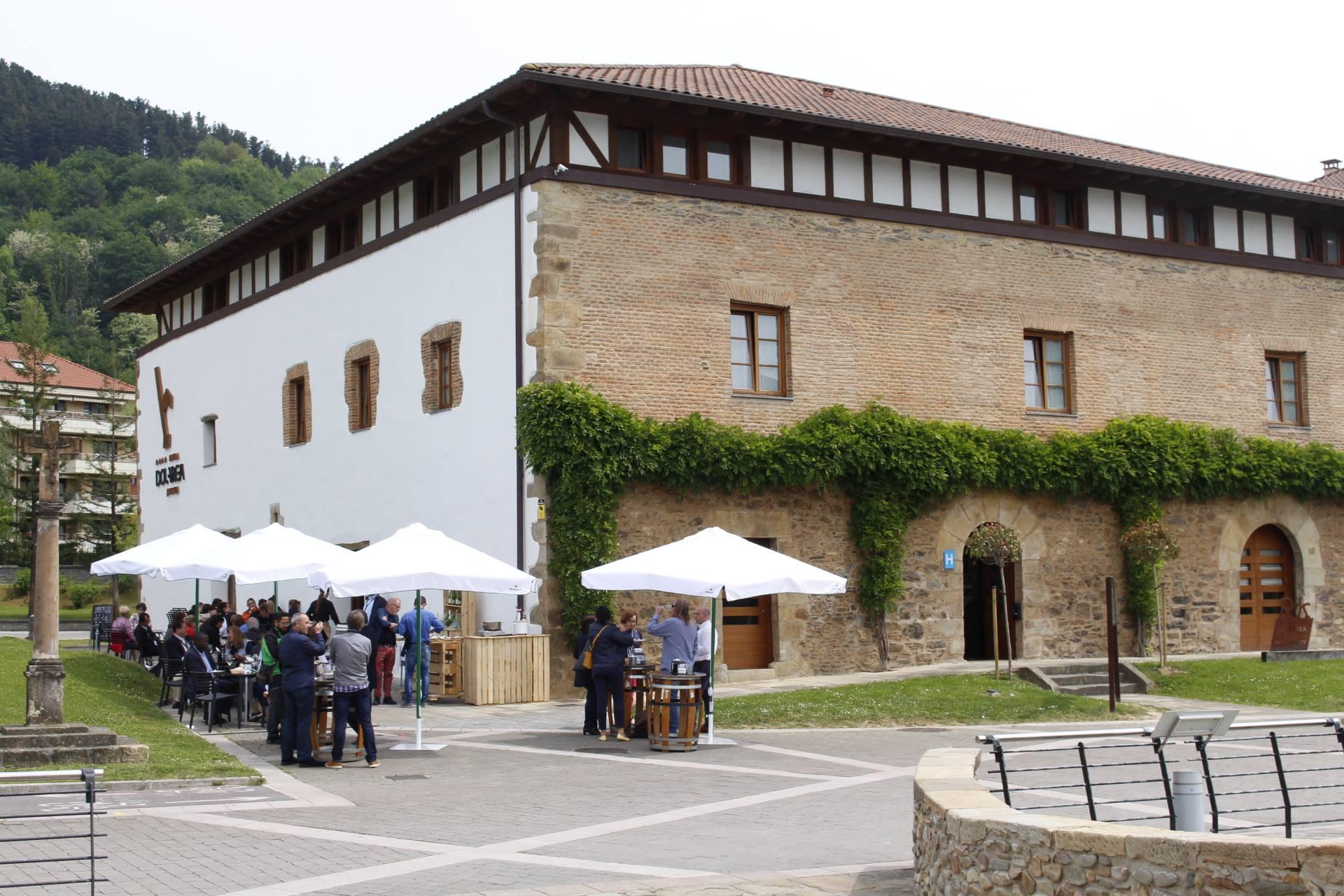 Hotel Dolarea Beasain Bagian luar foto