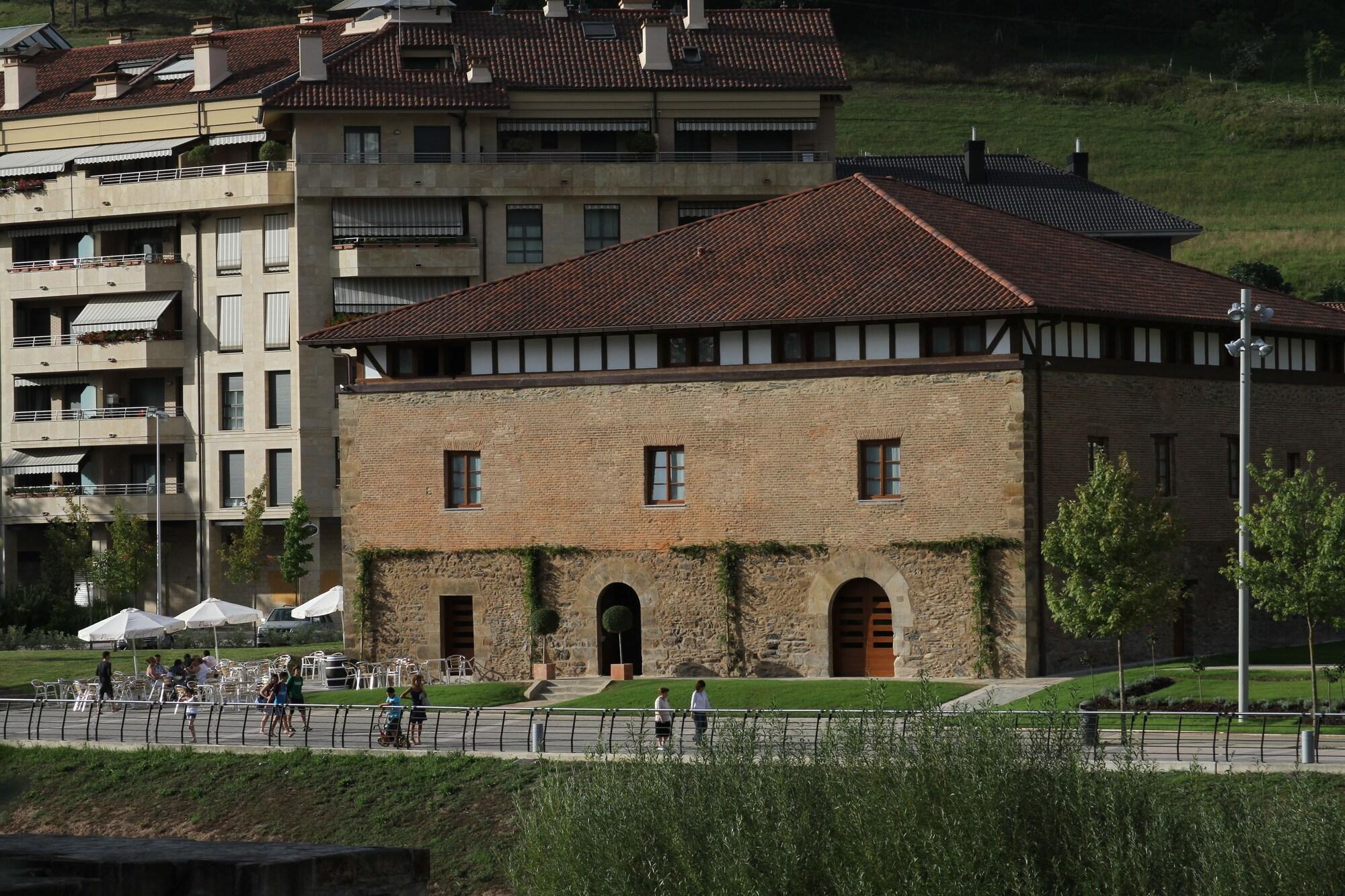 Hotel Dolarea Beasain Bagian luar foto