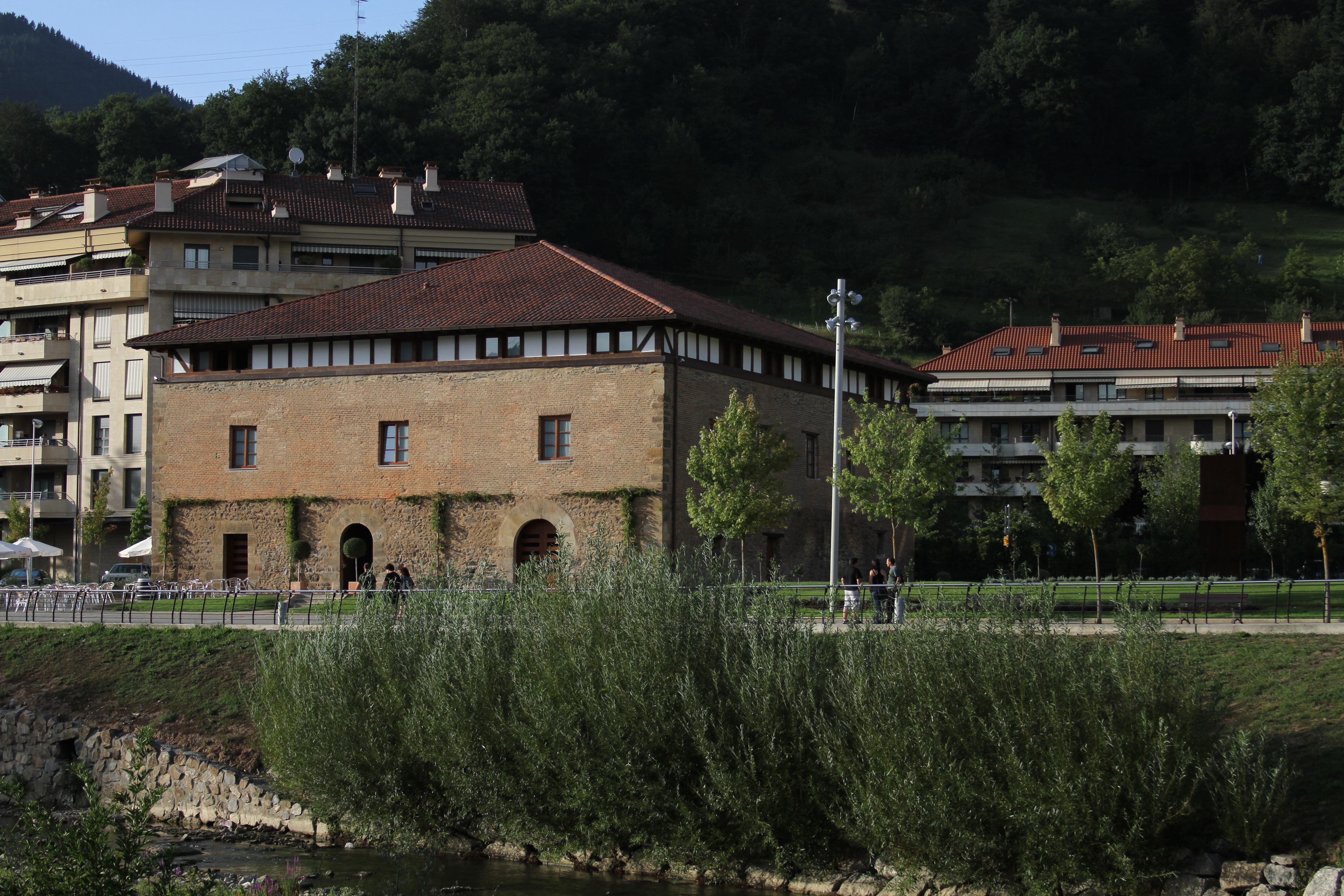 Hotel Dolarea Beasain Bagian luar foto